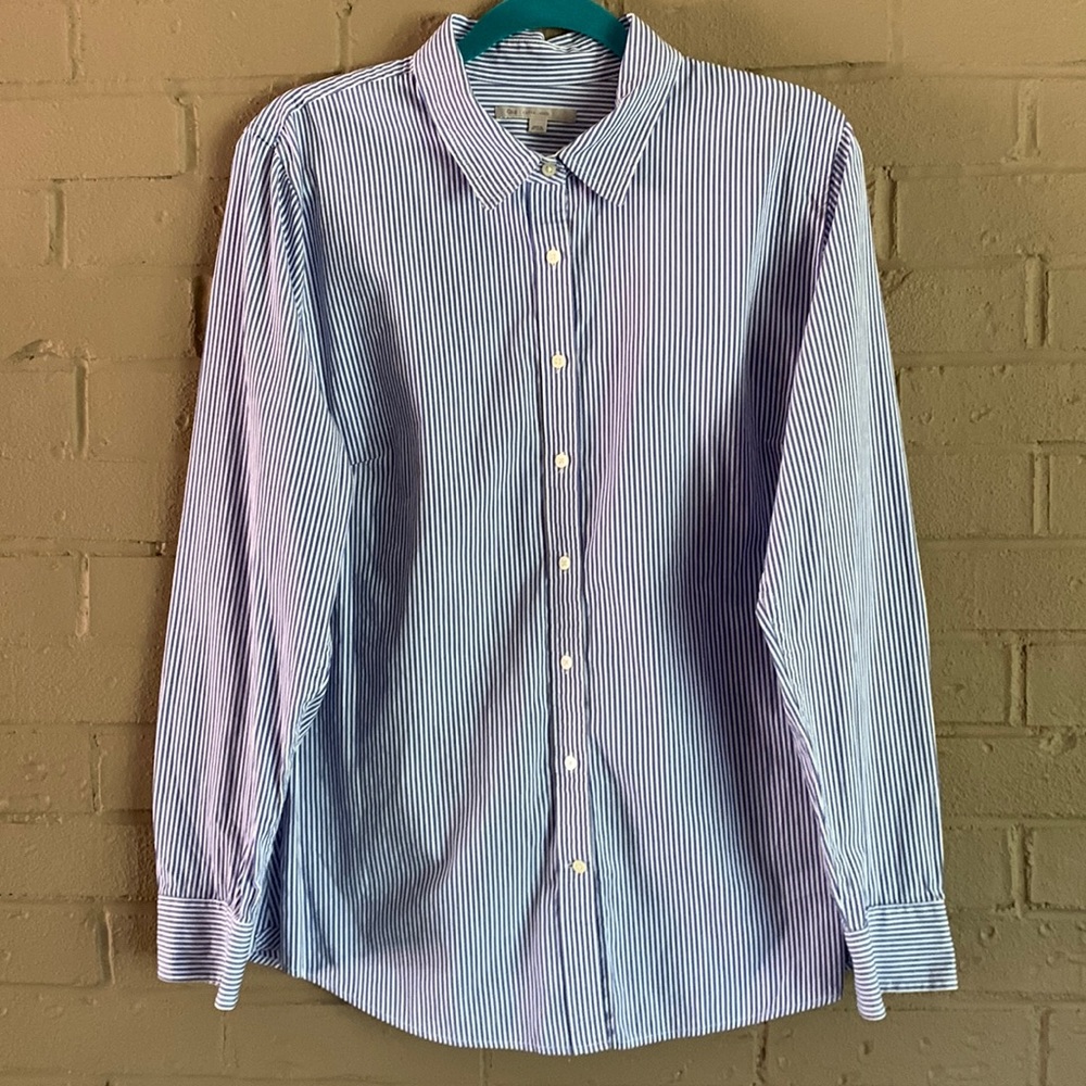 GAP Women’s button-up blouse. Like new, Excellent condition!